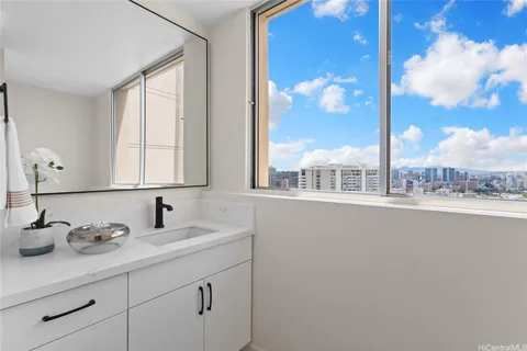 $5,000,000 | 555 University Avenue, Unit PH1, Honolulu, HI 96826