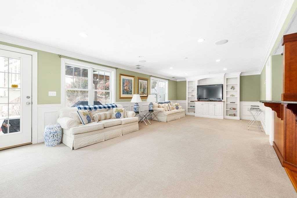 192 Boston Post Road, Unit 8 Sudbury, MA 01776 - Photo 21 of 27 a living room with furniture and a large window