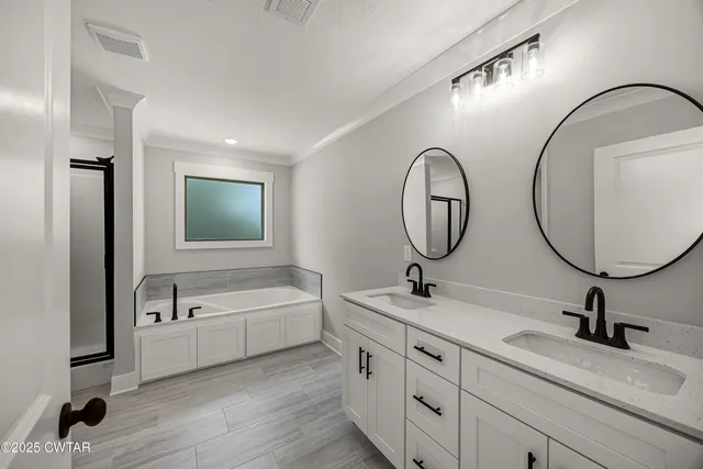 a view of an empty room with a ceiling fan
