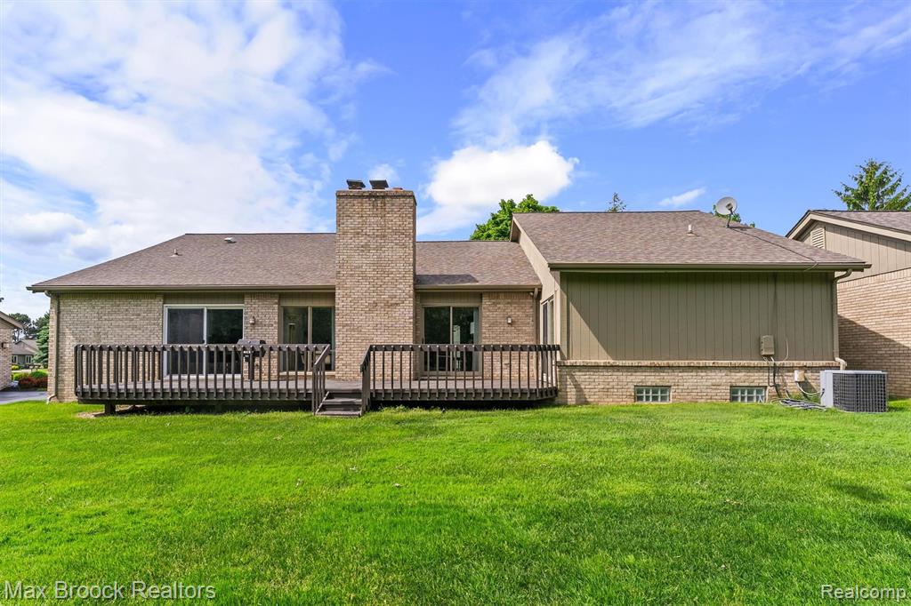5725 Ridgewood Road West Bloomfield, MI 48322 - Photo 35 of 43