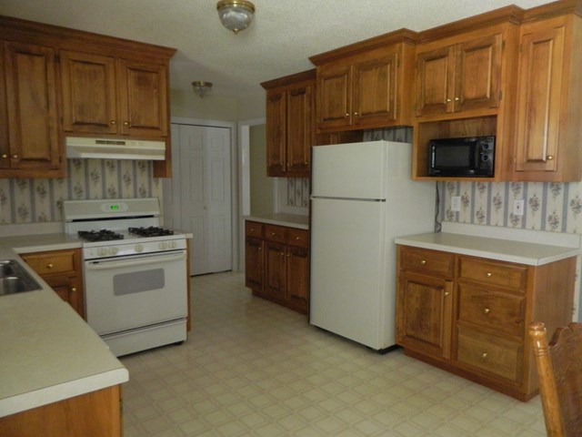 1625 Nowell Road West Macon, GA 31220 - Photo 13 of 21 a kitchen with stainless steel appliances a refrigerator stove and sink