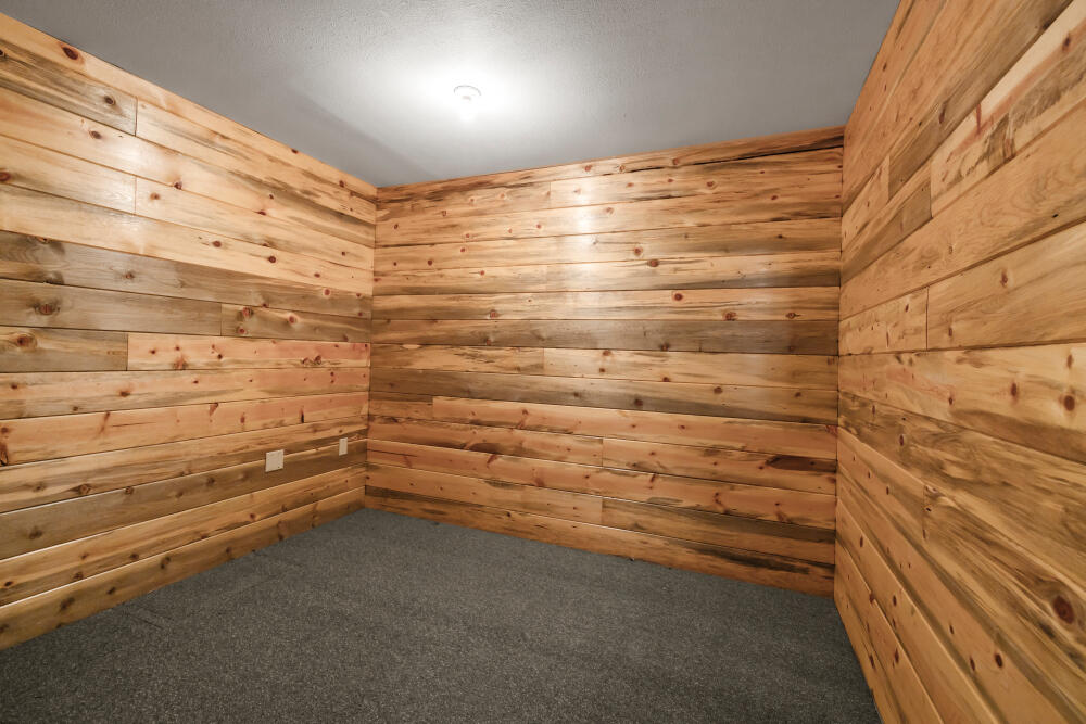 34840 Dawn Loop Chiloquin, OR 97624 - Photo 67 of 91 a view of walk in closet