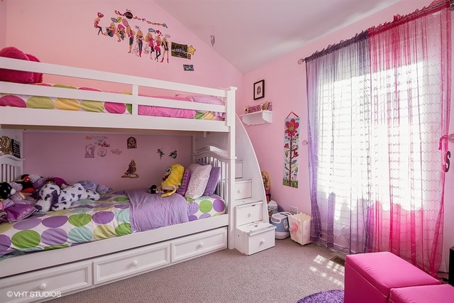 1443 North Mohawk Street, Unit 3 Chicago, IL 60610 - Photo 11 of 16 a bedroom with furniture and a window