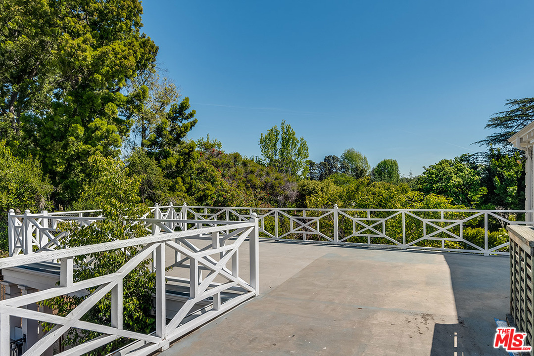 243 Delfern Drive Los Angeles, CA 90077 - Photo 25 of 32 a view of an outdoor space