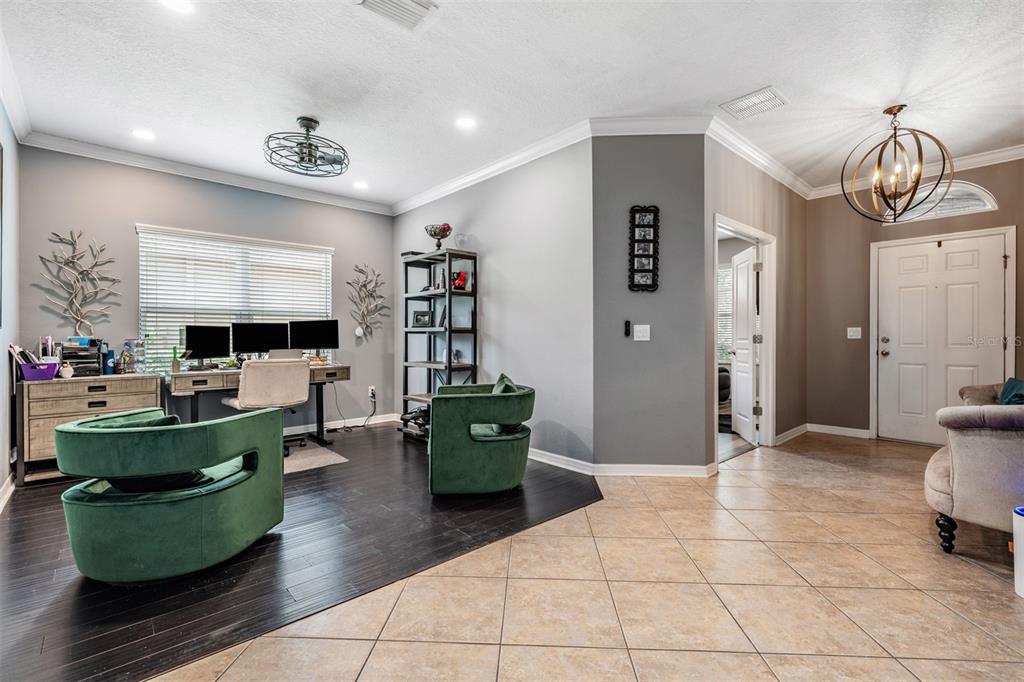 6908 Covington Stone Avenue Apollo Beach, FL 33572 - Photo 9 of 60 a living room with furniture