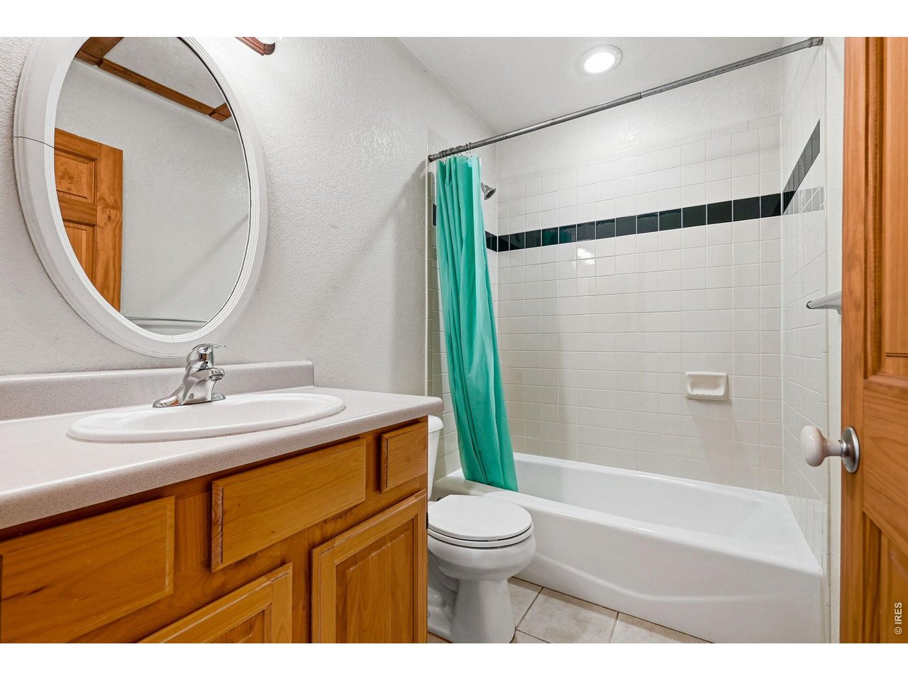 560 Quillan Gulch Road Loveland, CO 80537 - Photo 23 of 49 Main Upper Level Bathroom between two bedrooms