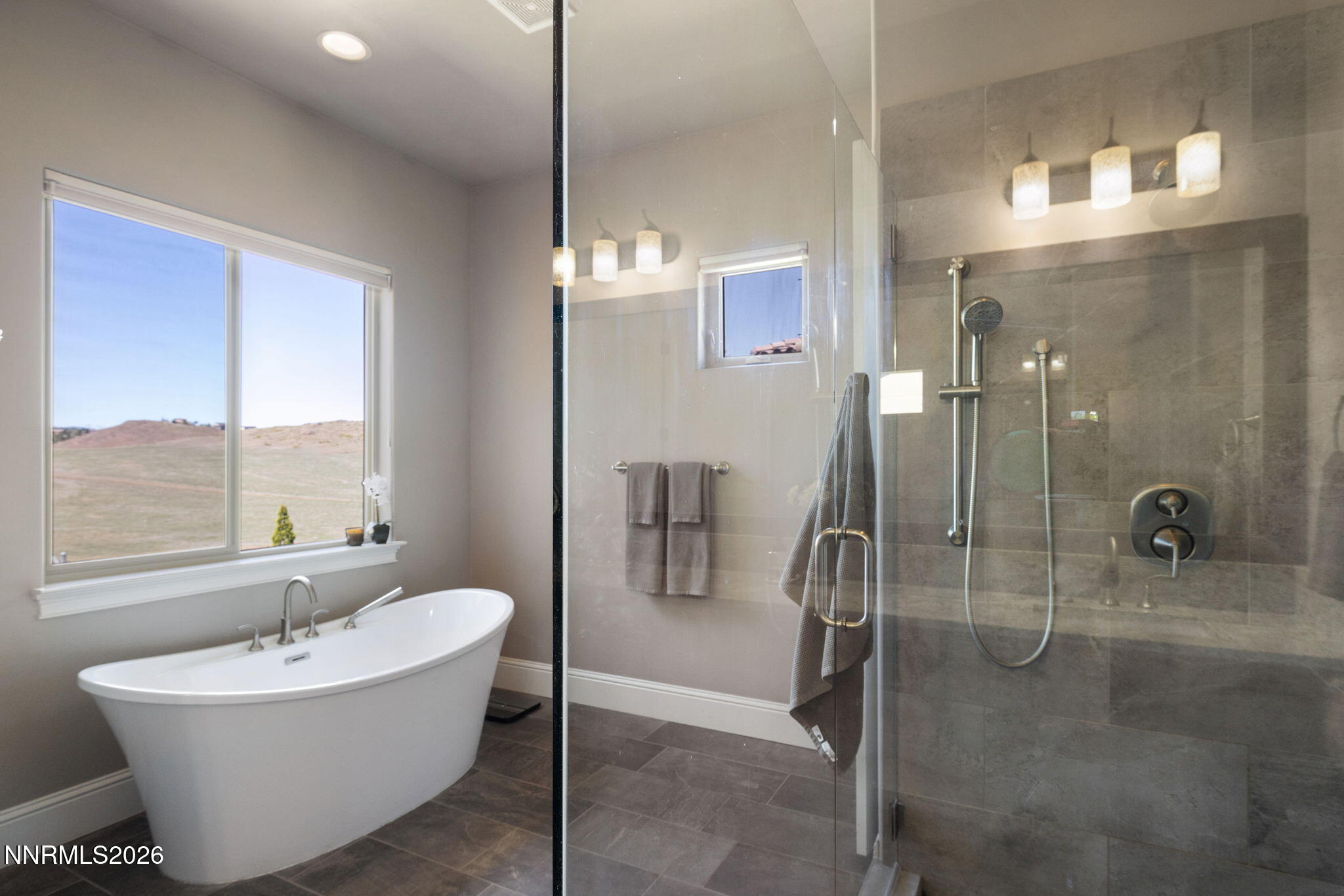 3172 Vista Favoloso Reno, NV 89519 - Photo 34 of 71 a spacious bathroom with a bathtub and a shower