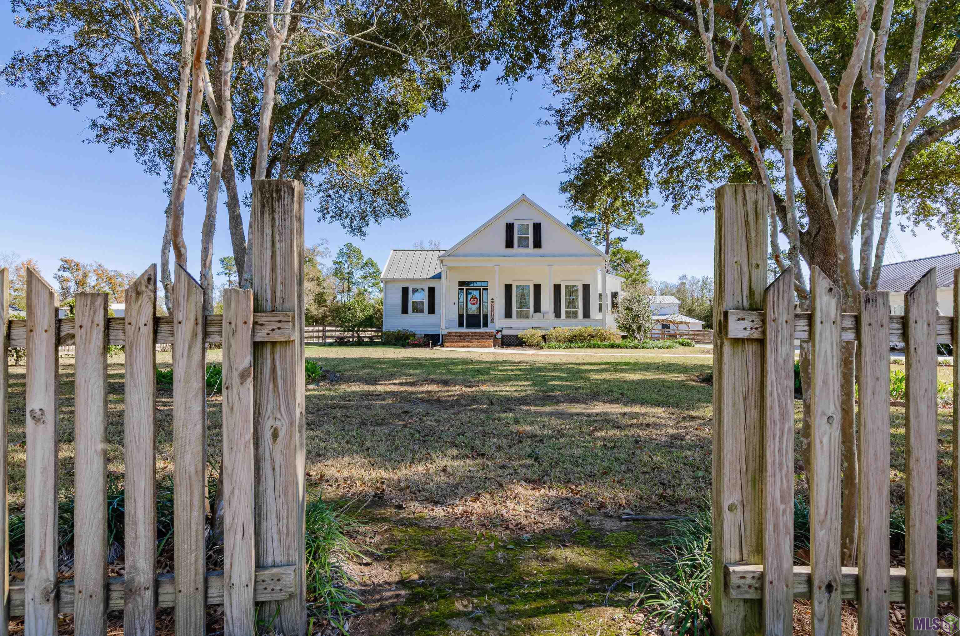 20452 Rainey Lane Springfield, LA 70462 - Photo 3 of 36