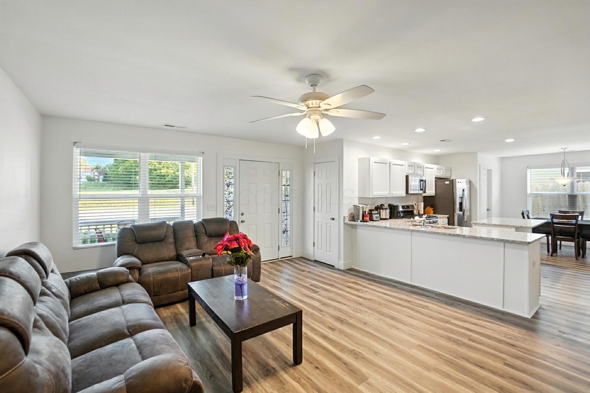 721 East McCreight Avenue Springfield, OH 45503 - Photo 5 of 28 Living Room