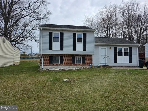 a house that is sitting in the grass