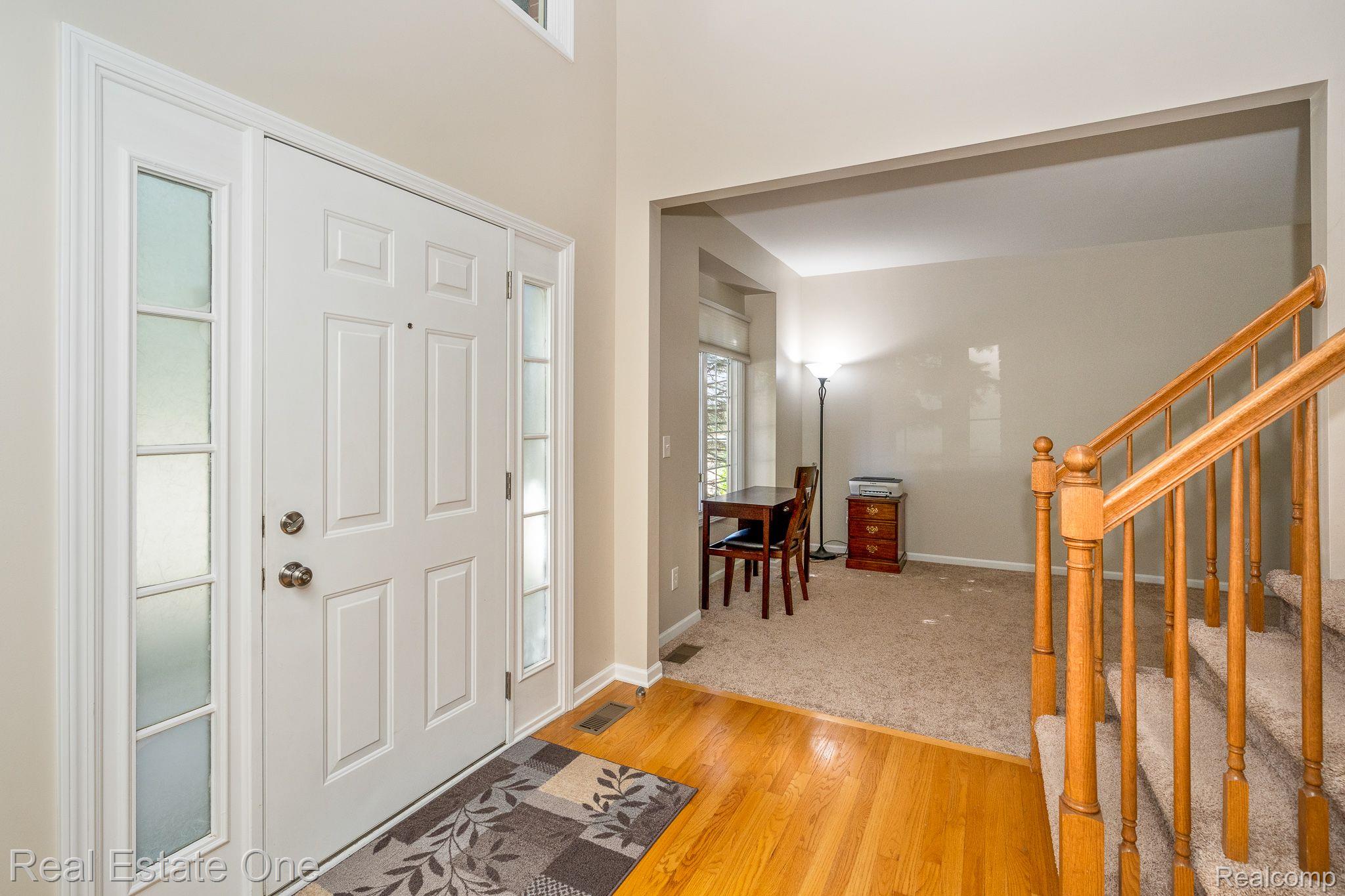 1143 Waycroft Lane Rochester, MI 48307 - Photo 4 of 54 Gallery Image 4