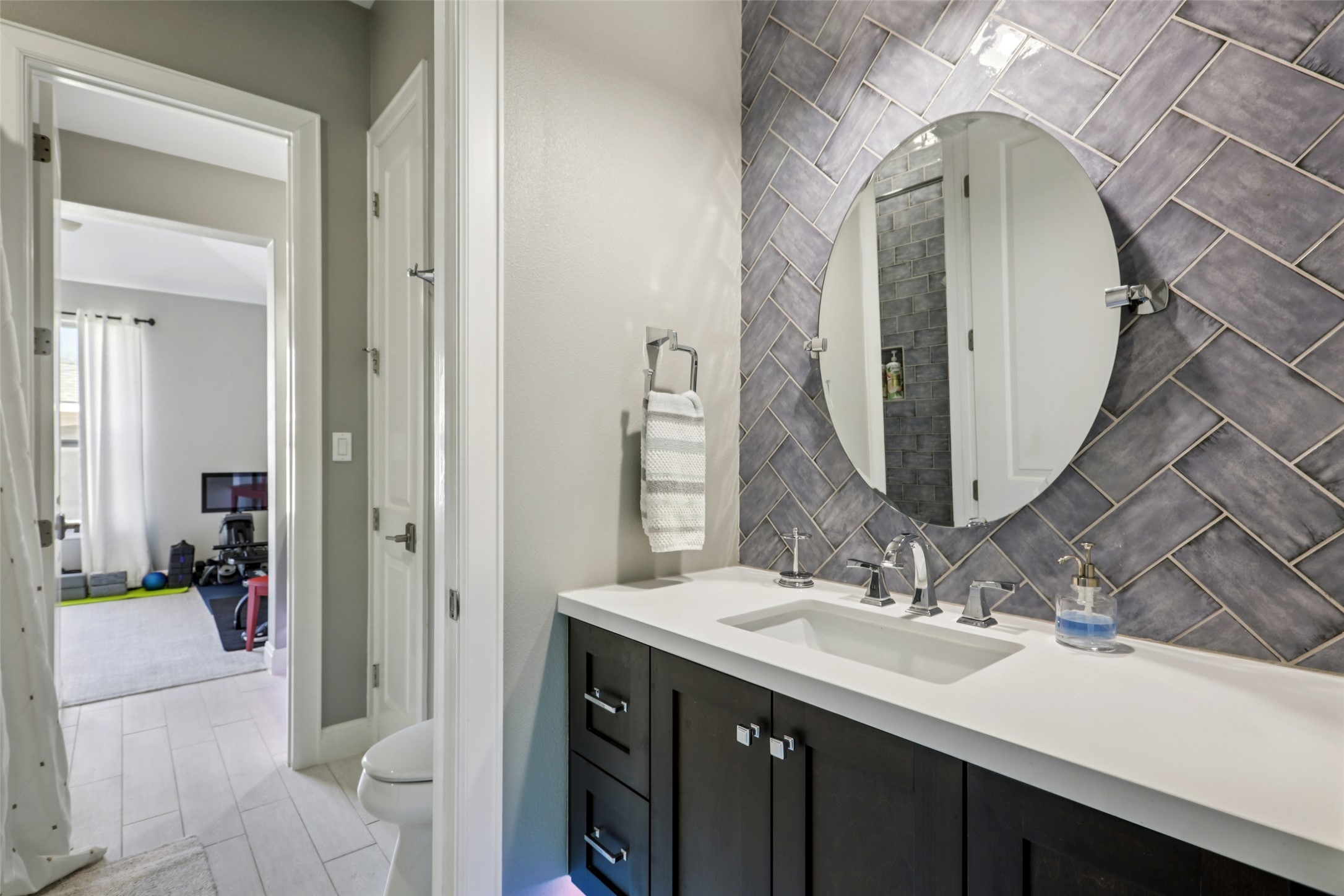 1000 Jonathan Cove Georgetown, TX 78628 - Photo 18 of 40 Jack & Jill bath connecting 2 downstairs bedrooms