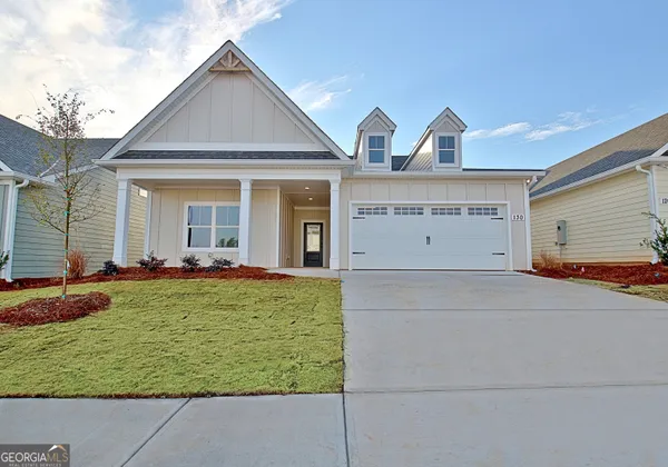 a view of a house with backyard