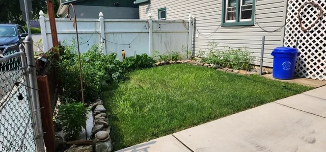 a view of a backyard