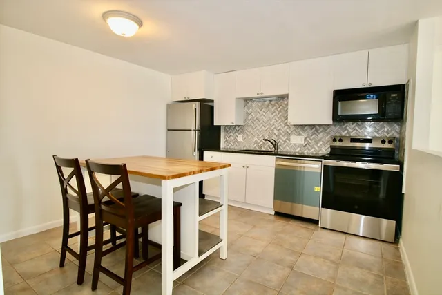 $2,000 | 145 Essex Avenue, Unit 511, Gloucester, MA 01930