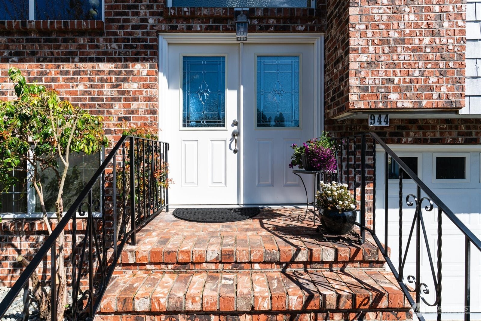 944 Maple Street Edmonds, WA 98020 - Photo 2 of 39