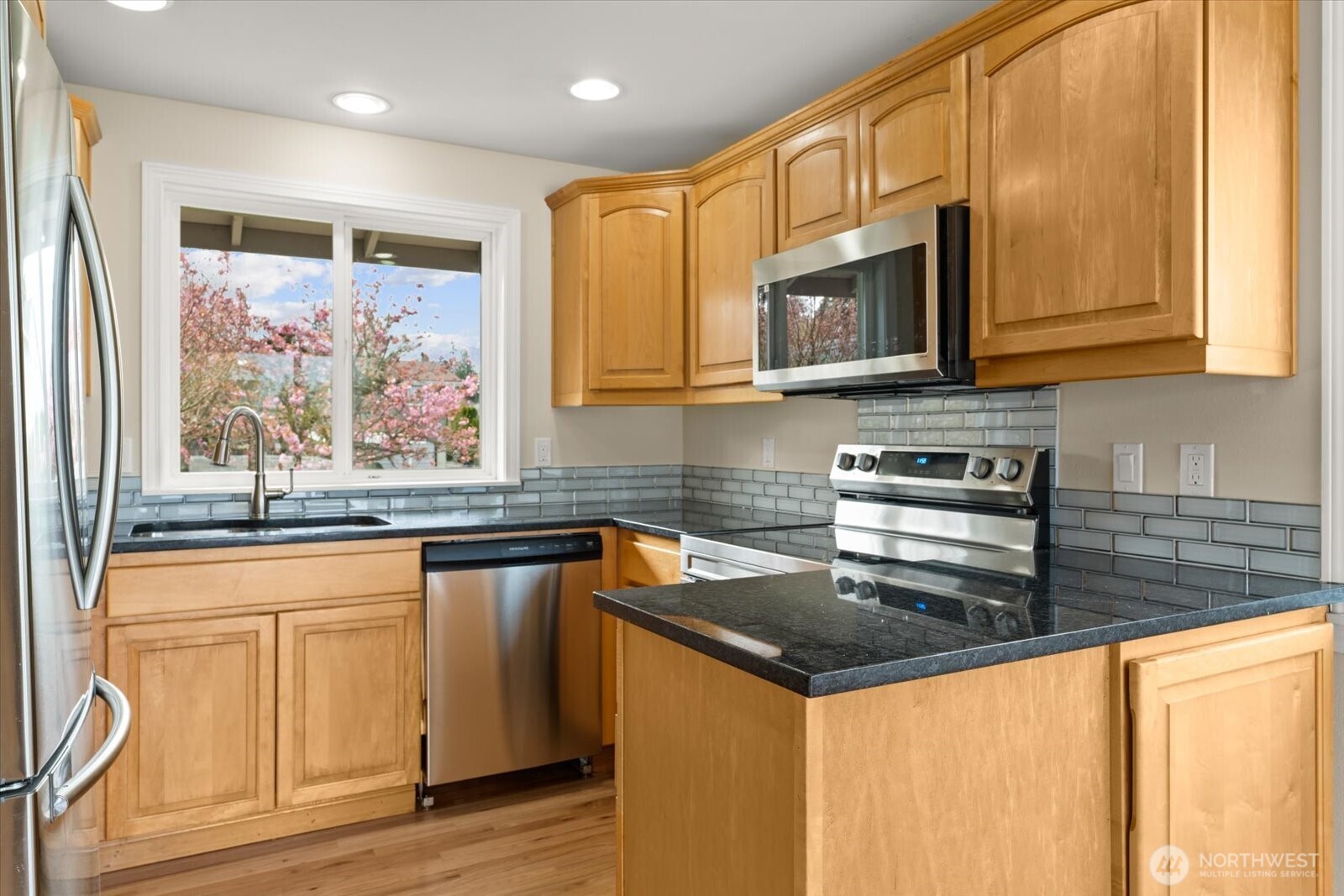 944 Maple Street Edmonds, WA 98020 - Photo 6 of 39