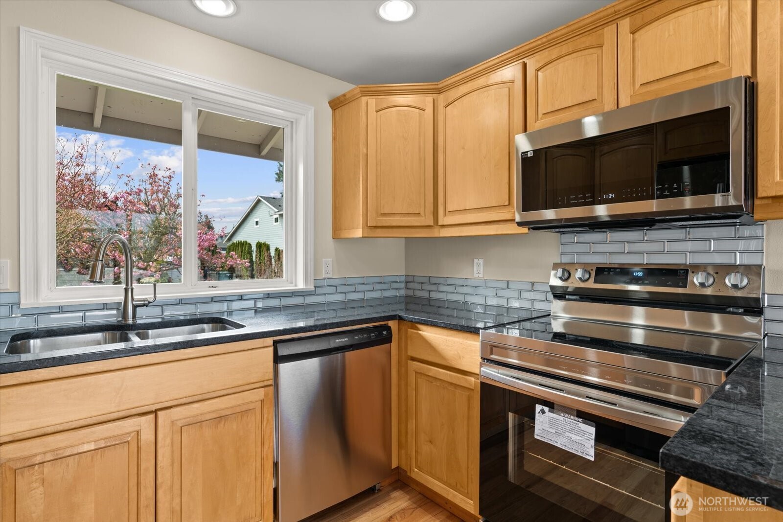 944 Maple Street Edmonds, WA 98020 - Photo 7 of 39