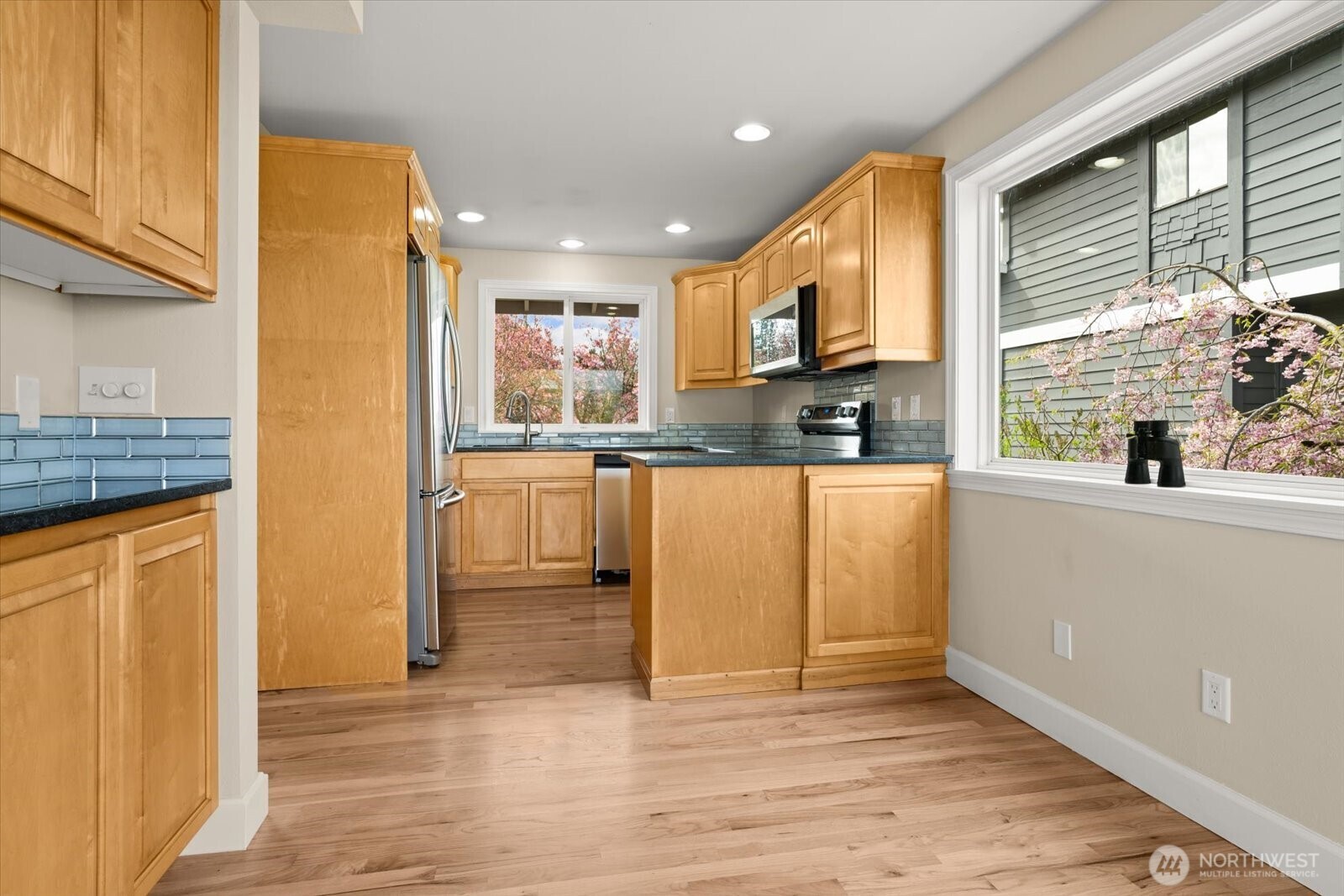 944 Maple Street Edmonds, WA 98020 - Photo 9 of 39