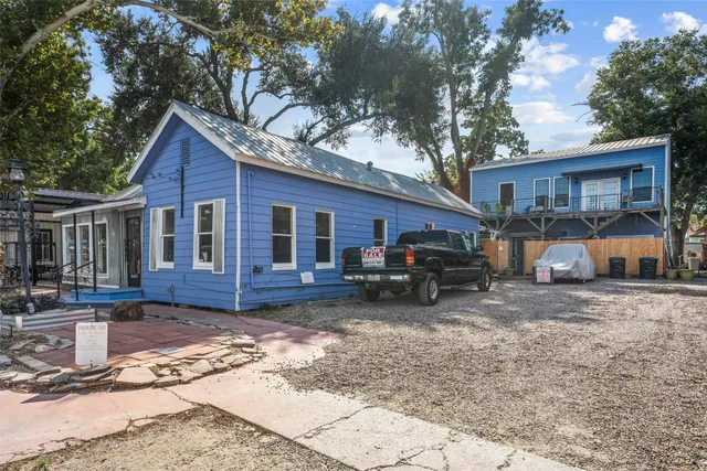a view of a house with backyard and porch