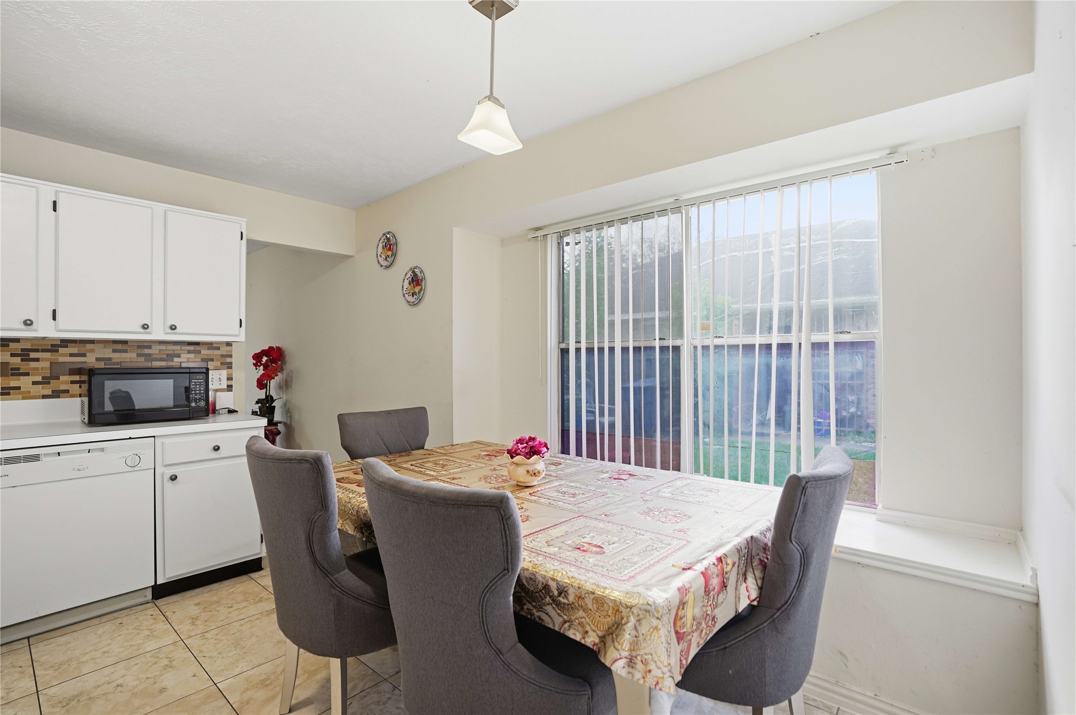 15258 Ferness Lane Channelview, TX 77530 - Photo 5 of 16 a open kitchen with dining table and chairs