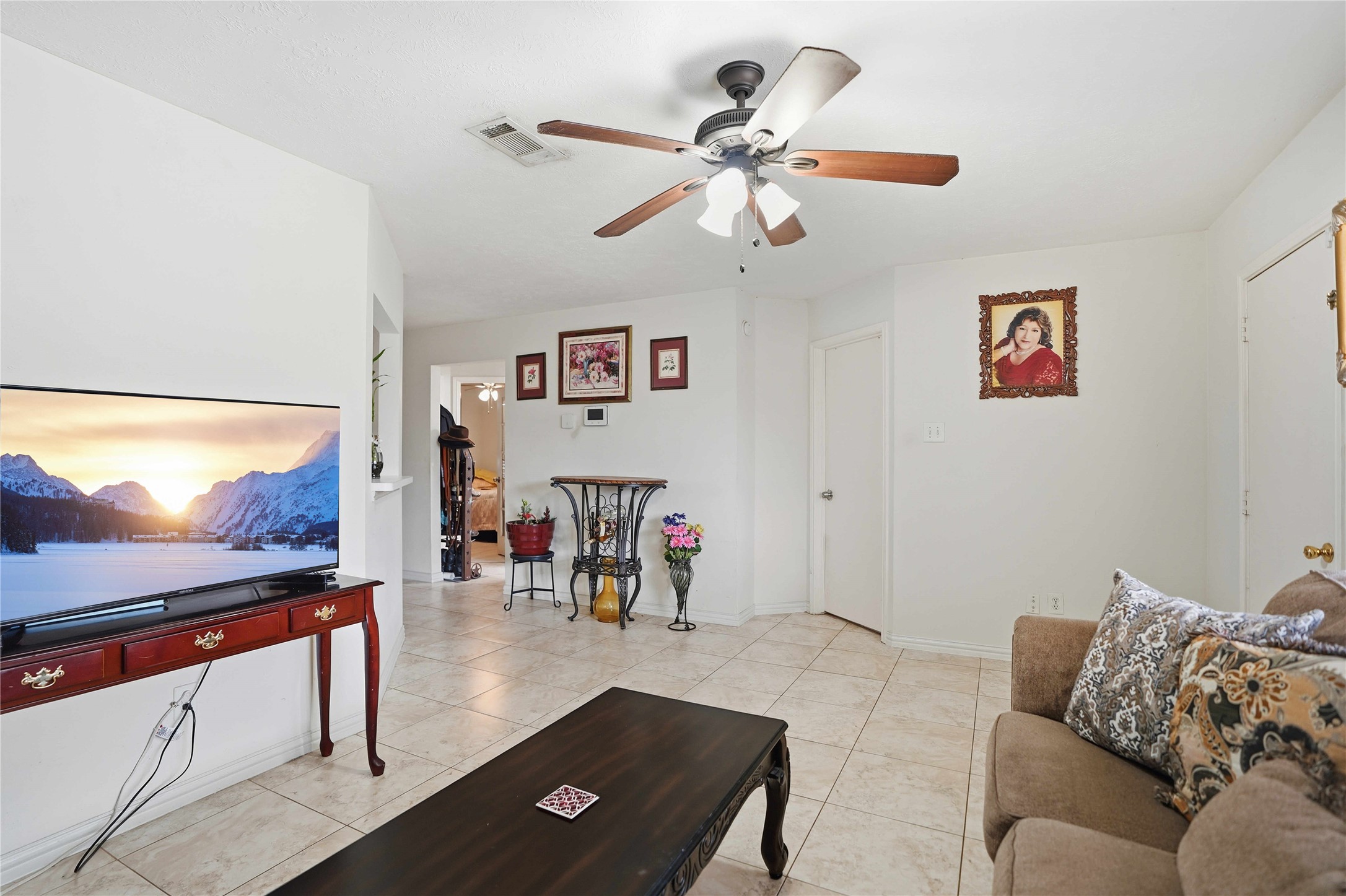 15258 Ferness Lane Channelview, TX 77530 - Photo 8 of 16 a living room with furniture and a flat screen tv