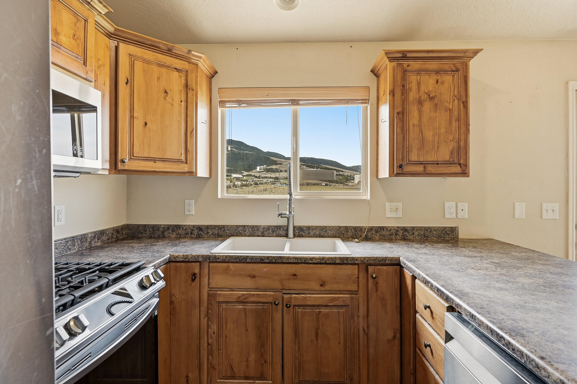 2192 Saddleback View Drive Enoch, UT 84721 - Photo 11 of 53 2192 E Saddleback-20