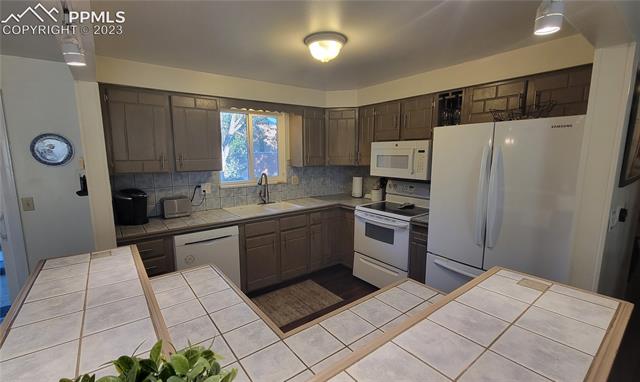 4648 Ridgeglen Road Colorado Springs, CO 80918 - Photo 6 of 19 Kitchen with updated features