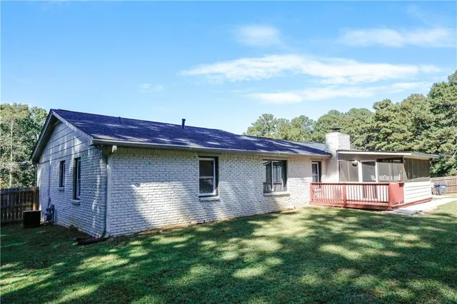 a view of a house with a backyard