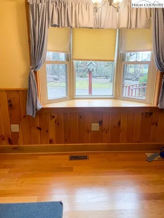 a view of livingroom with furniture