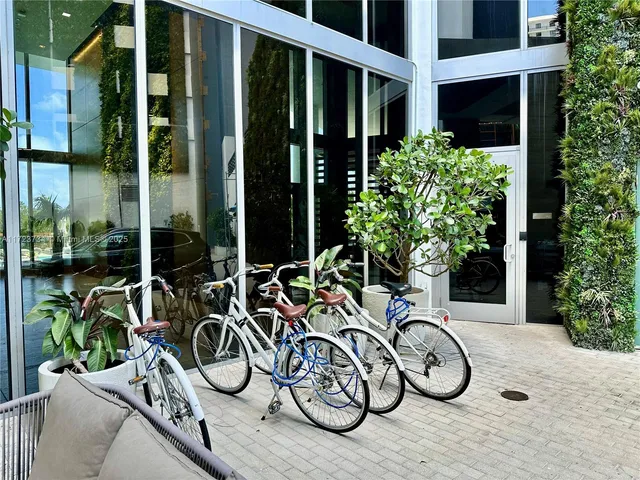 $655,000 | 16385 Biscayne Boulevard, Unit 718, North Miami Beach, FL 33160