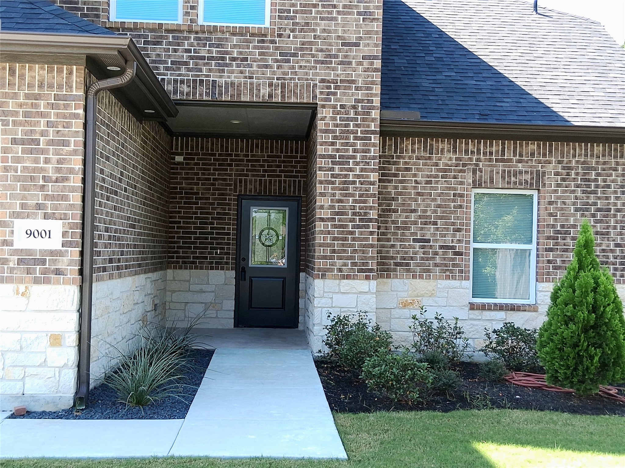9001 Cheer Street Houston, TX 77063 - Photo 2 of 29 a front view of a house with garden