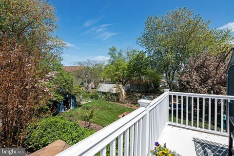 a view of yard with green space