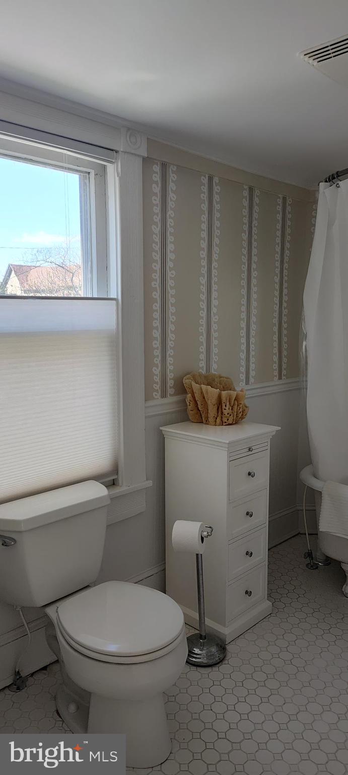 9 West End Avenue Cambridge, MD 21613 - Photo 40 of 62 Wallpaper brings out the stunning fixtures.