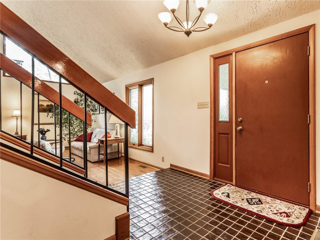 8204 Claridge Road Indianapolis, IN 46260 - Photo 5 of 50 Gallery Image 5
