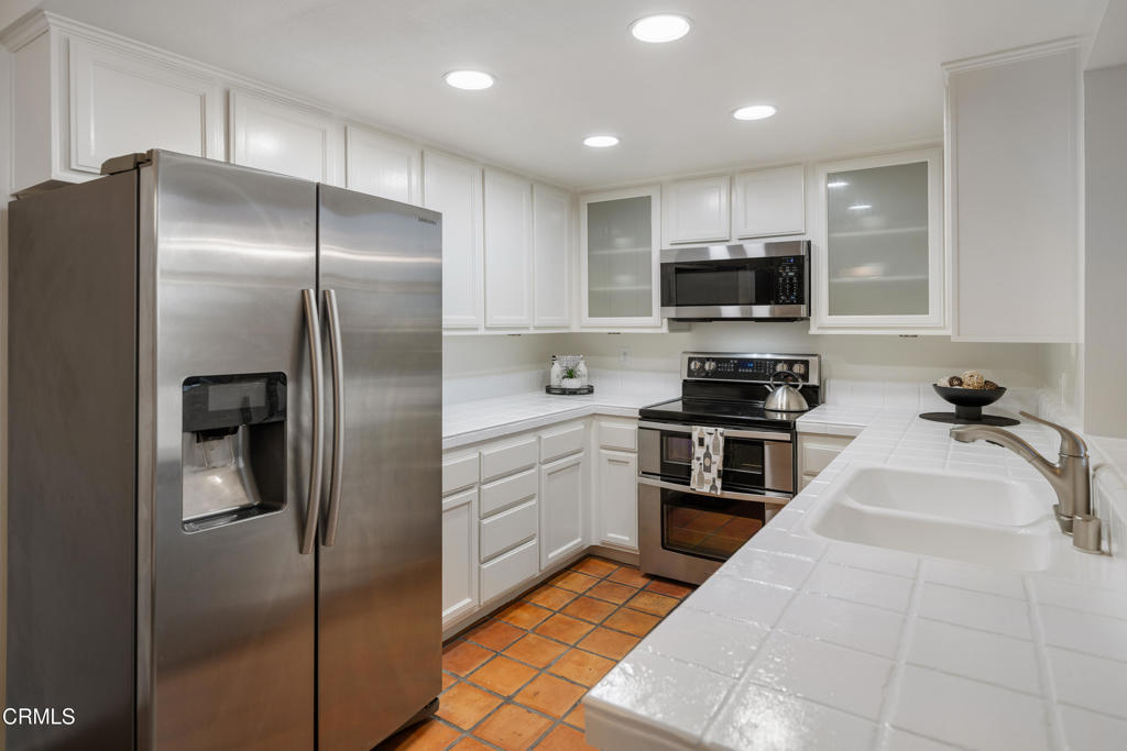 2385 Roscomare Road, Unit F8 Los Angeles, CA 90077 - Photo 12 of 50 SSR_2385RoscomareF8_017_FLEXMLS