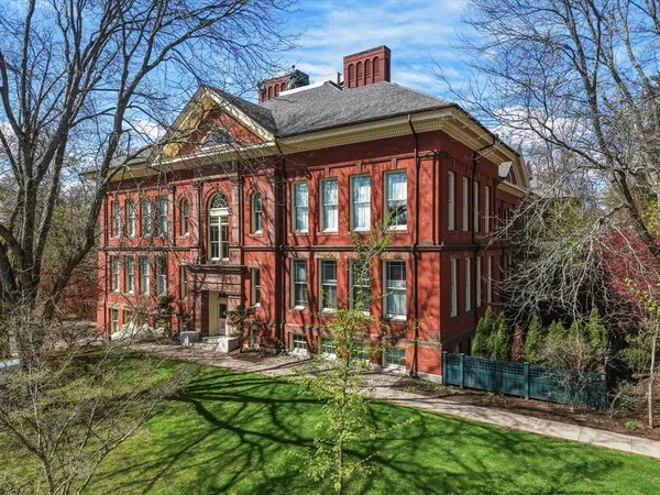 $565,000 | 35 New South Street, Unit 402, Northampton, MA 01060