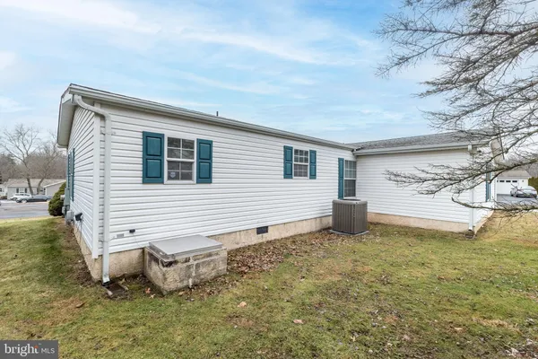 a view of a house with backyard