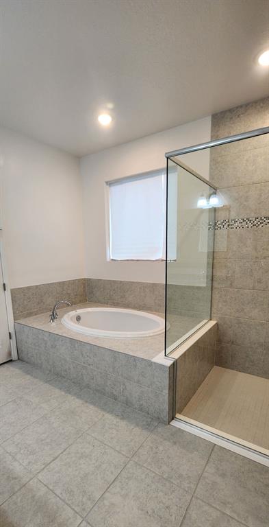 13795 Southwest 137th Way Newberry, FL 32669 - Photo 22 of 26 a spacious bathroom with a bathtub and a shower
