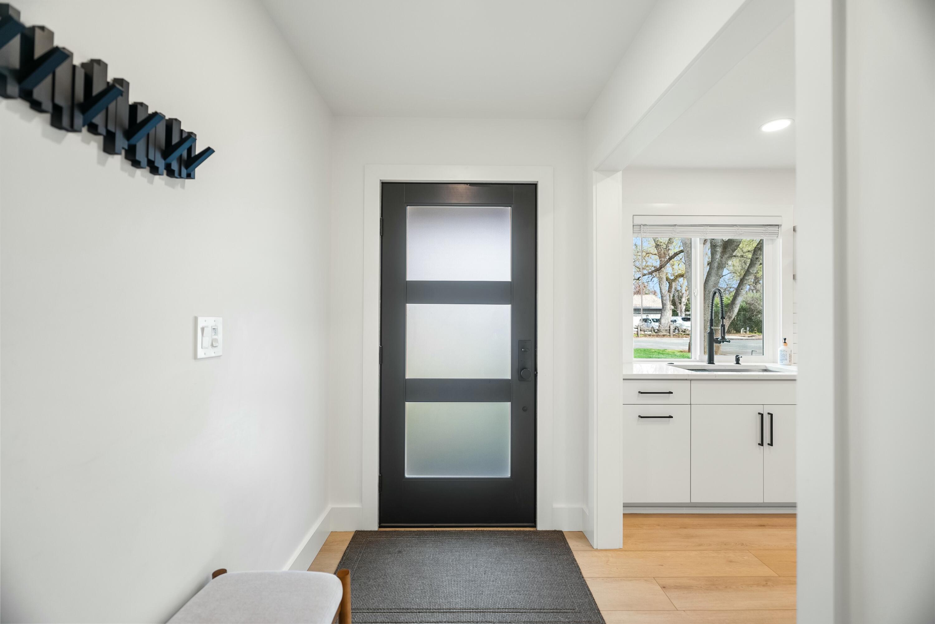7068 Riata Drive Redding, CA 96002 - Photo 3 of 44 Entryway
