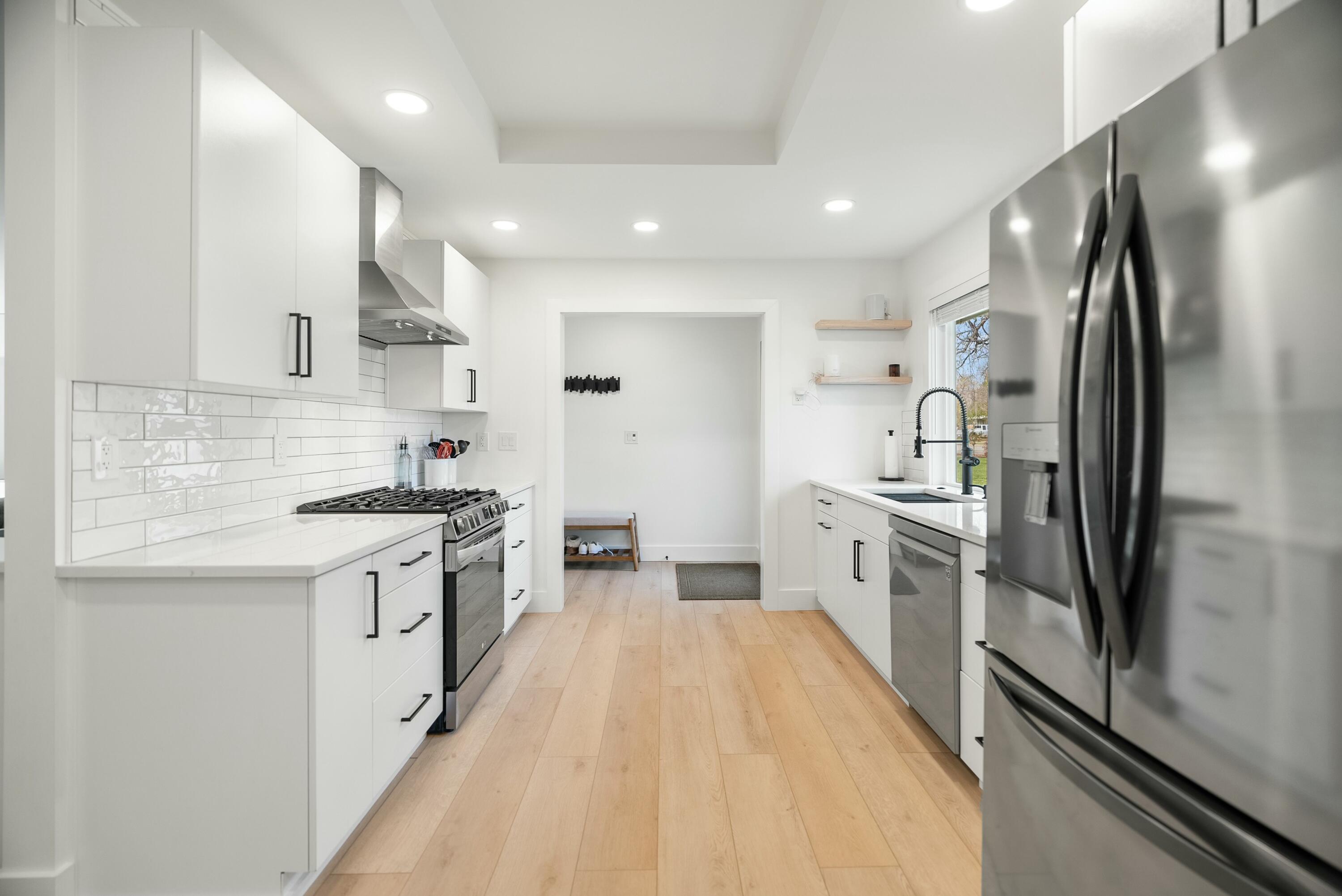 7068 Riata Drive Redding, CA 96002 - Photo 4 of 44 Kitchen