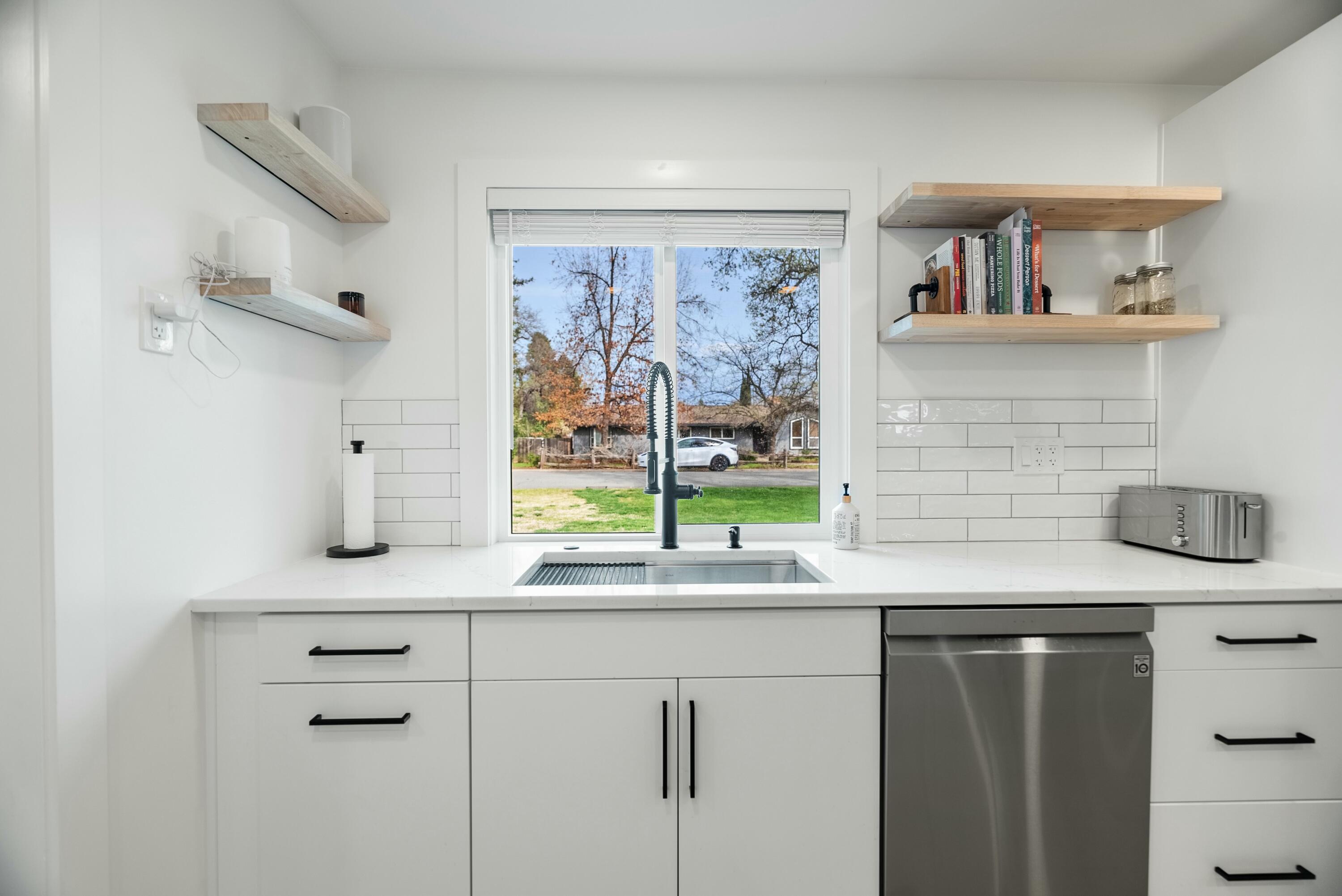 7068 Riata Drive Redding, CA 96002 - Photo 5 of 44 Kitchen