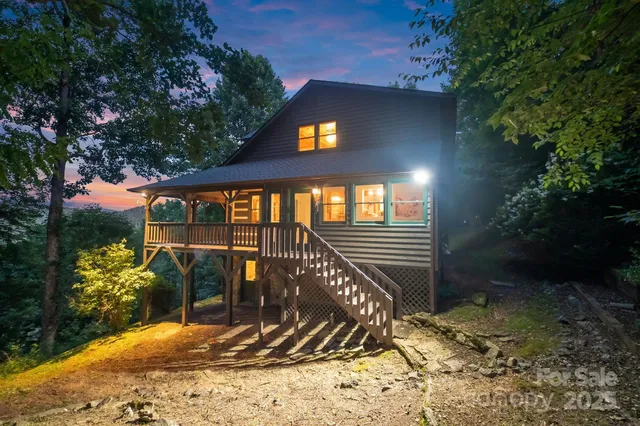 a view of entryway front of a house