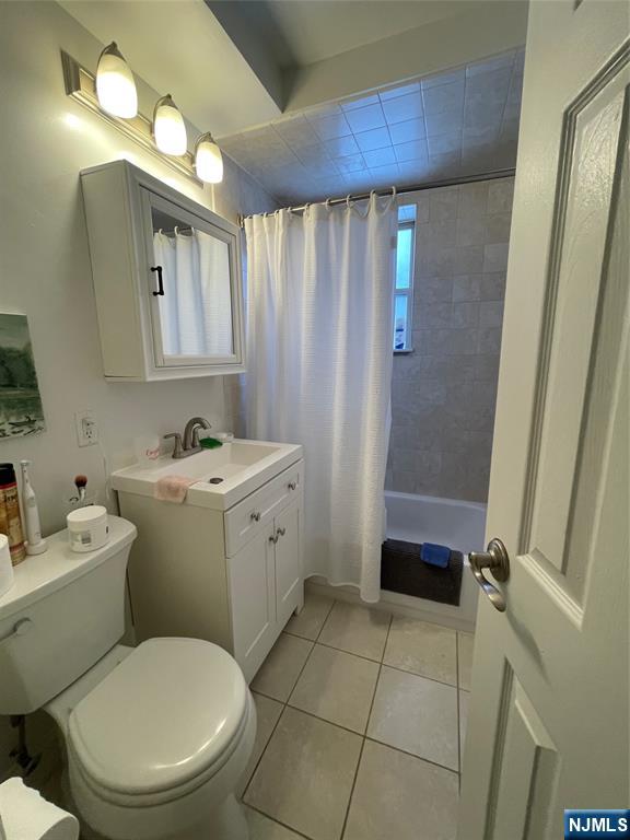 280-320 Oak Street, Unit 314 TI Ridgewood, NJ 07450 - Photo 8 of 16 a bathroom with a sink toilet and shower