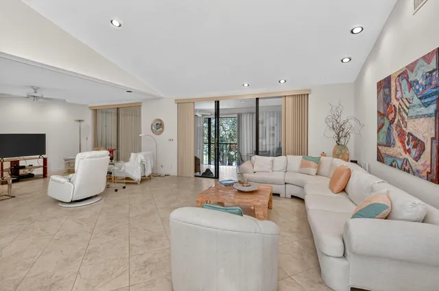 $225,000 | 4 Eastgate Drive, Unit B, Boynton Beach, FL 33436