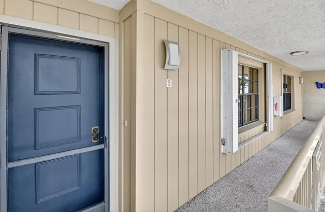 $225,000 | 4 Eastgate Drive, Unit B, Boynton Beach, FL 33436