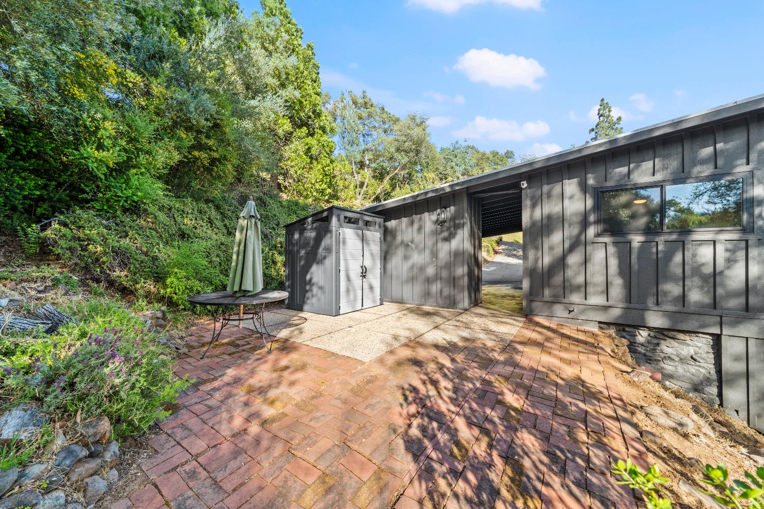 140 Rio Camino Street Auburn, CA 95603 - Photo 42 of 56 a backyard of a house with table and chairs