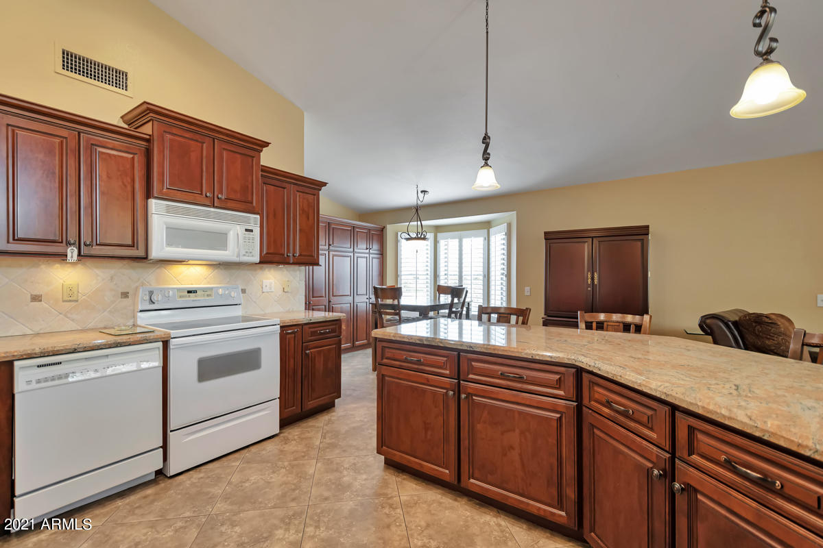 14702 Piccadilly Road Goodyear, AZ 85395 - Photo 8 of 28 QPT - DSC_1975