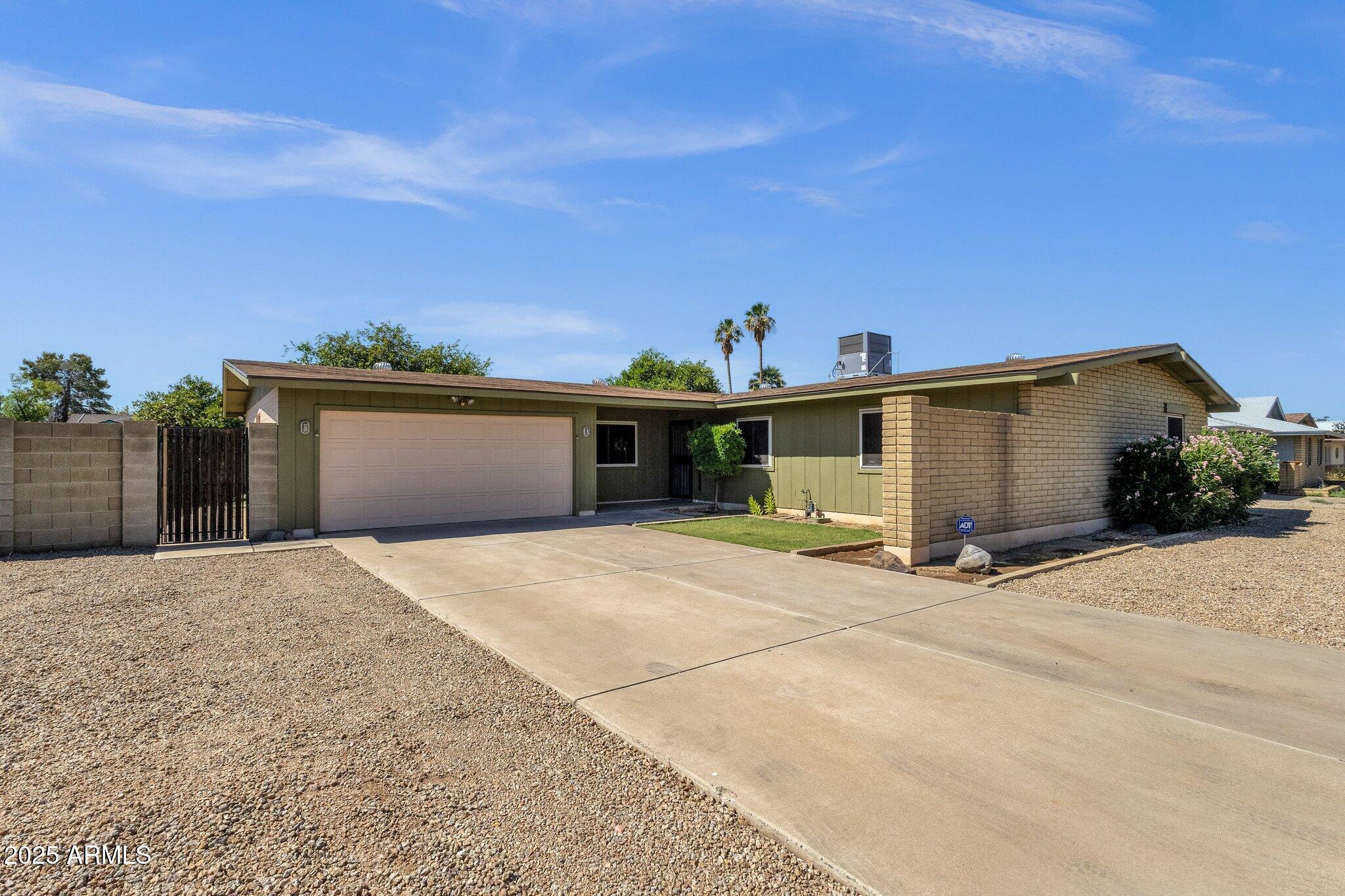 3537 West Shangri-la Road Phoenix, AZ 85029 - Photo 4 of 23 4-web-or-mls-3537-w-shangri-la-rd