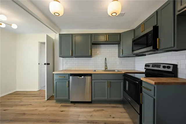 $209,500 | 107 South Claremont Avenue, Sugar Creek, MO 64054